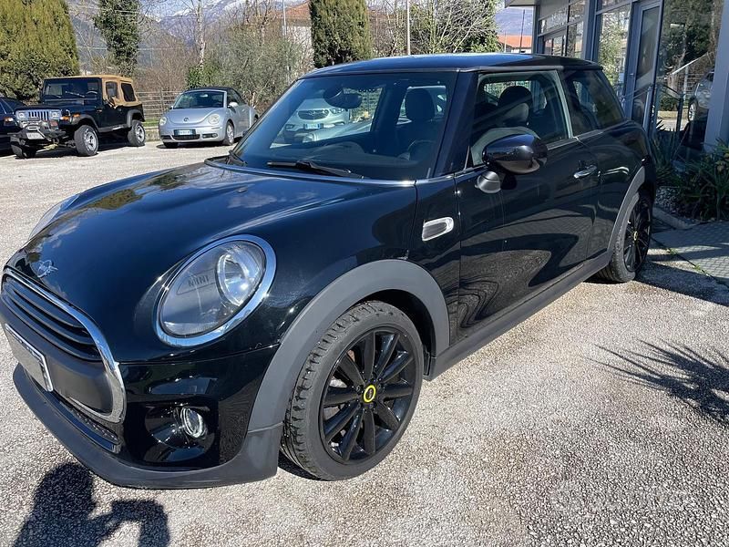 Begagnad Mini ONE 102 HK (75 kW) 2020 Svart Halvkombi