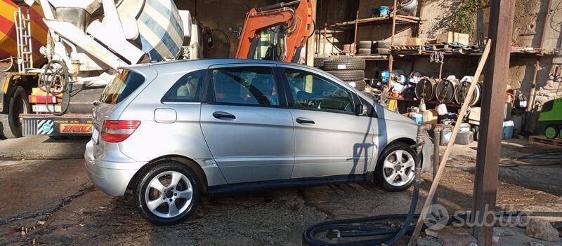 Usata Mercedes B180 109 CV (80 kW) 2006 Grigio Monovolume