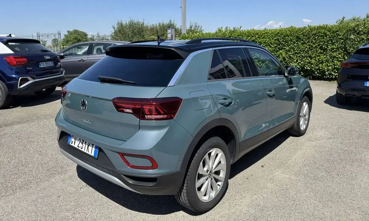 Usata VW T-Roc Edition 116 CV (85 kW) 2024 Petroleum blue metallizzato SUV