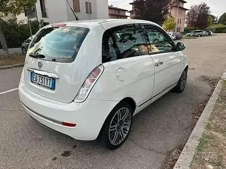 Gebraucht Lancia Ypsilon 77 PS (56 kW) 2010 Weiß Kleinwagen