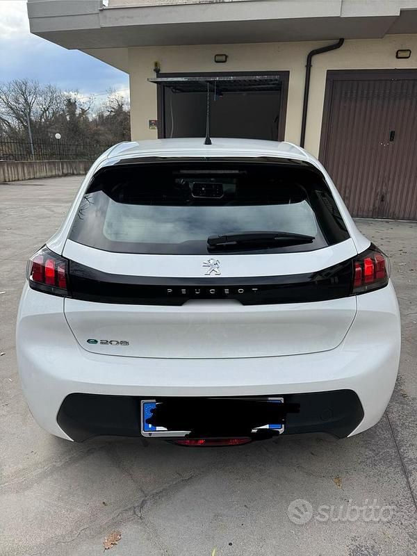 Usata Peugeot e-208 100 kW (136 CV) 2023 Utilitaria