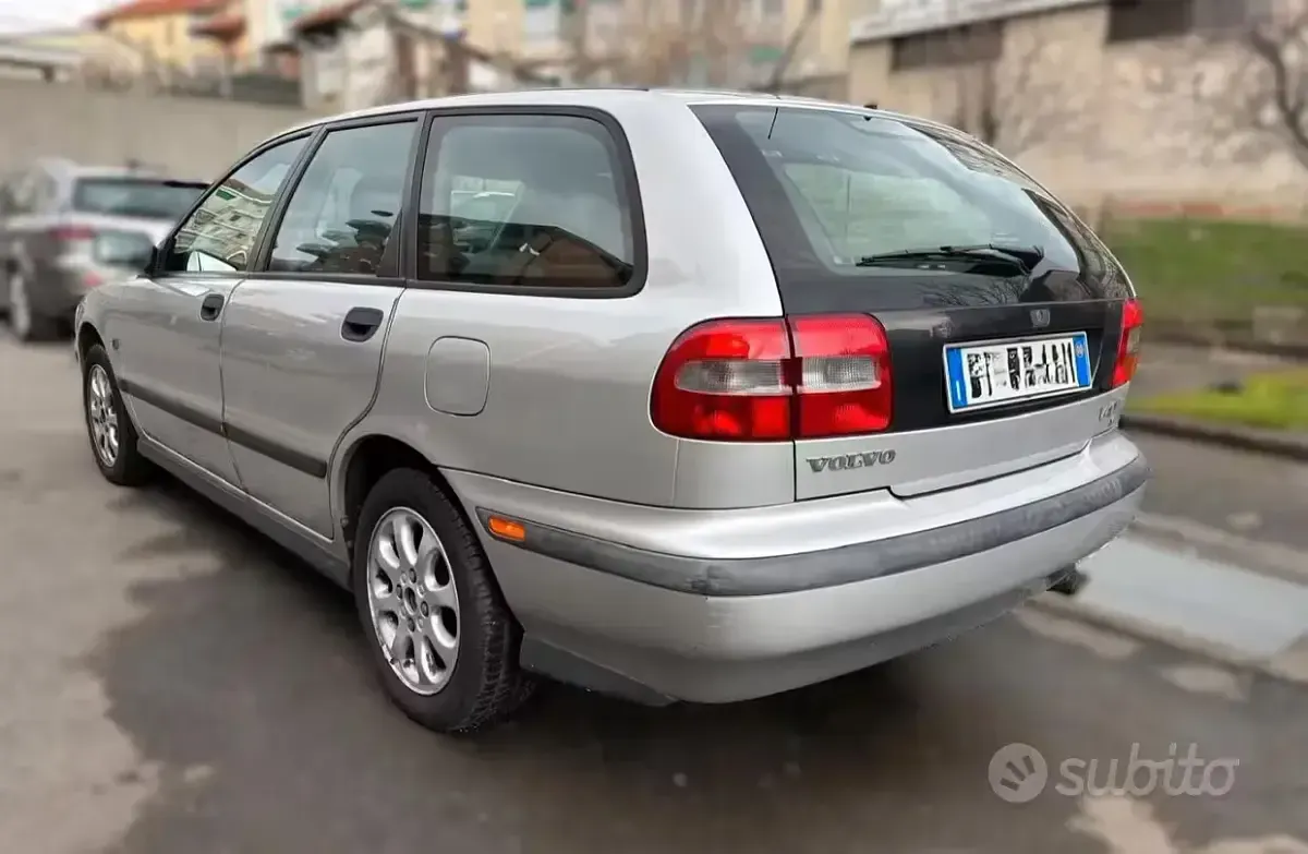 Usata Volvo V40 109 CV (80 kW) 2000 Grigio Station wagon