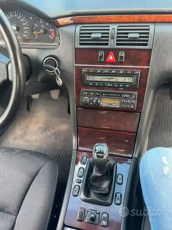 Usata Mercedes E250 Elegance 150 CV (110 kW) 1998 Grigio Berlina