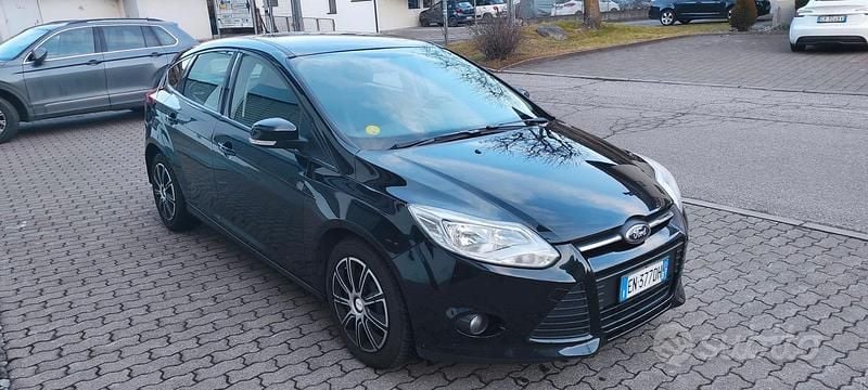 Nero Usata 2012 Ford Focus Tre volumi | 2200 € (Buon prezzo) - Immagine 1/4
