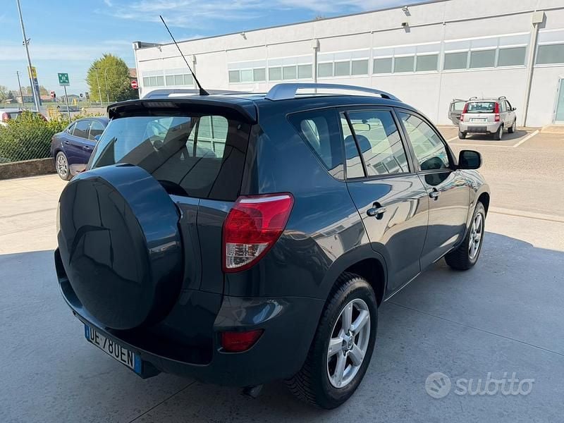 Usata Toyota RAV4 Luxury 136 CV (100 kW) 2007 Grigio SUV