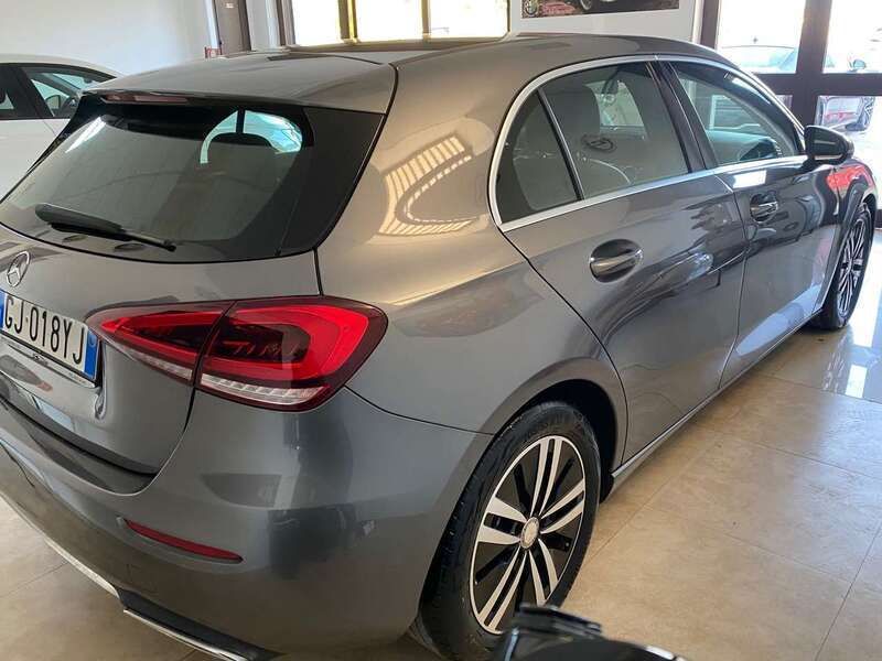 Grigio Usata 2022 Mercedes A180 Business Tre volumi | 27.800 € (Buon prezzo) - Immagine 1/4
