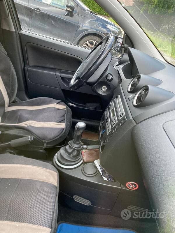 Grigio Usata 2004 Ford Fiesta Ghia Due volumi | 2500 € (Buon prezzo) - Immagine 1/3
