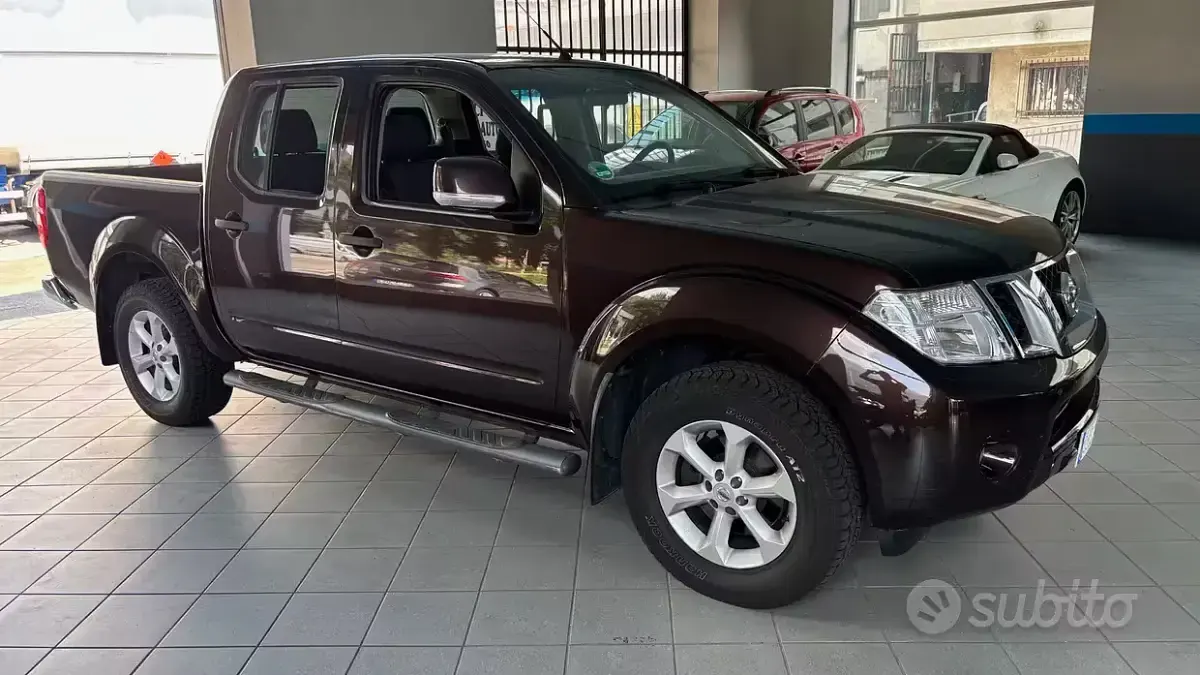 Usata Nissan Navara XE 190 CV (139 kW) 2011 Marrone Pick-up