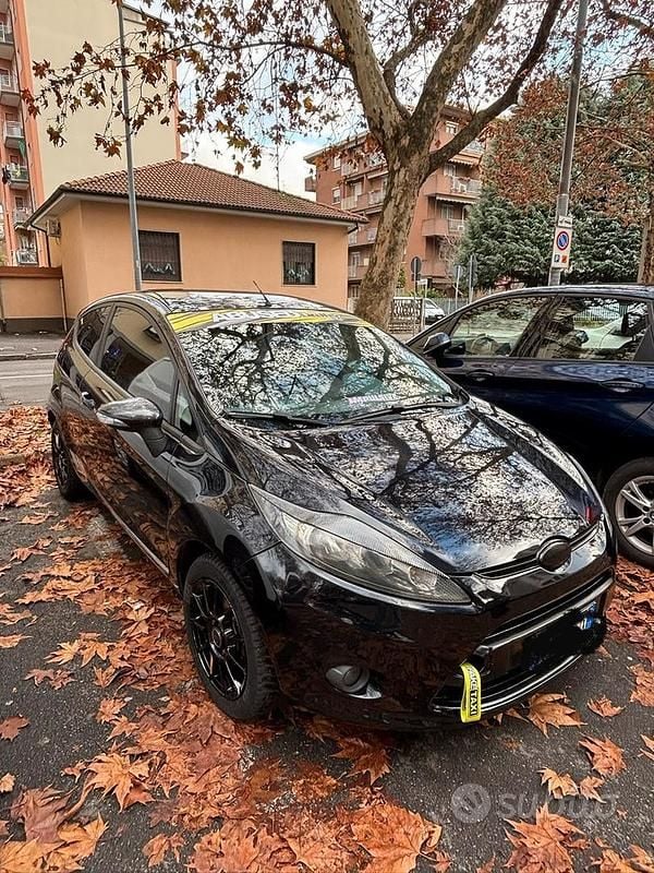 Usata Ford Fiesta 82 CV (60 kW) 2010 Nero Berlina