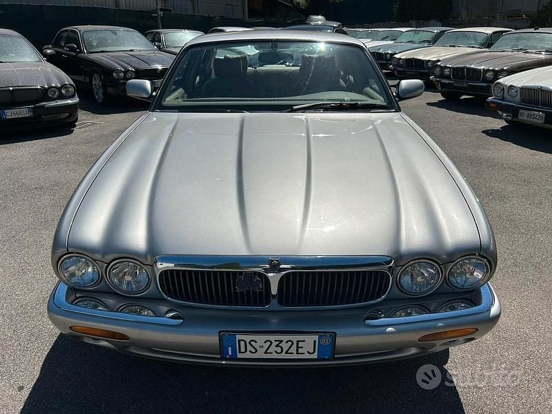 Usata Jaguar XJ8 237 CV (174 kW) 1998 Argento Berlina