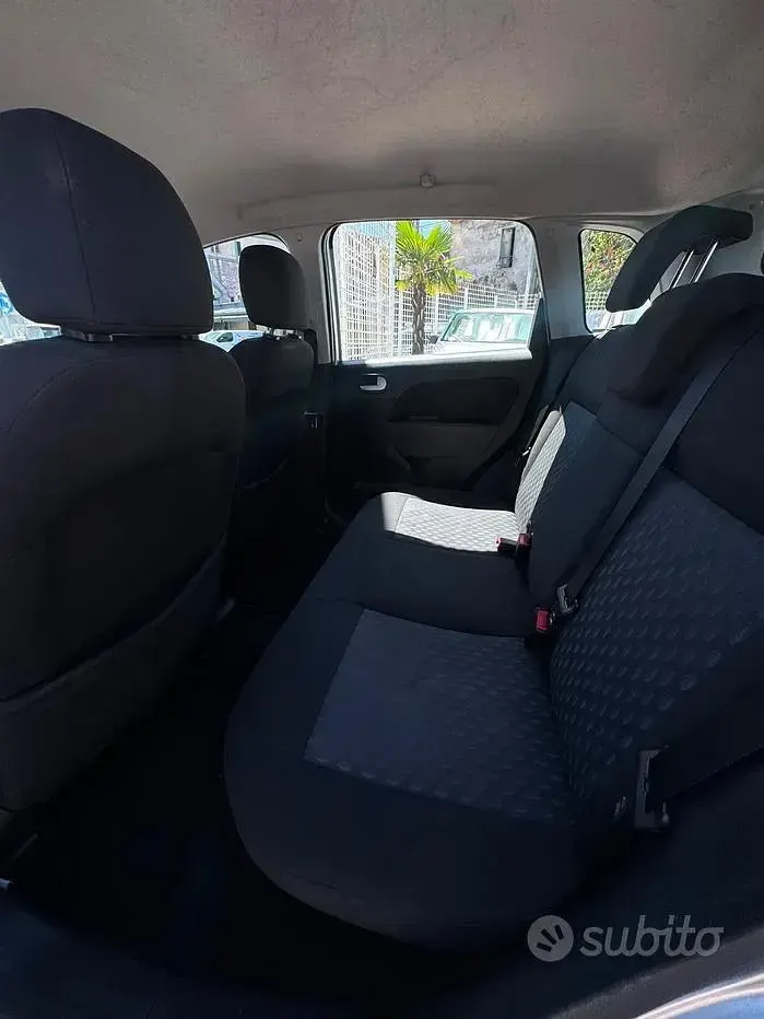 Usata Ford Fiesta Ambiente 75 CV (55 kW) 2004 Grigio Utilitaria