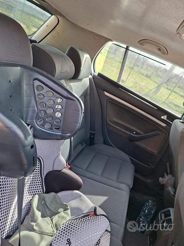 Begagnad VW Golf V 2005 Grå Halvkombi