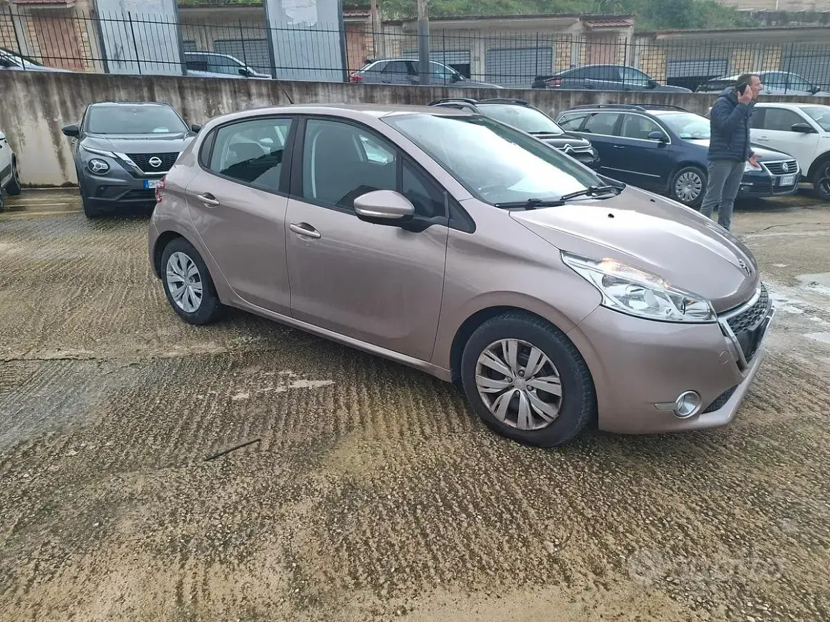Usata Peugeot 208 Access 68 CV (50 kW) 2015 Marrone Utilitaria
