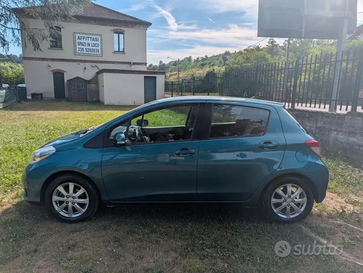 Usata Toyota Yaris Lounge 69 CV (50 kW) 2012 Blu Utilitaria