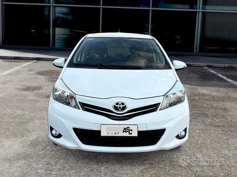 Usata Toyota Yaris Lounge 69 CV (50 kW) 2013 Bianco Berlina