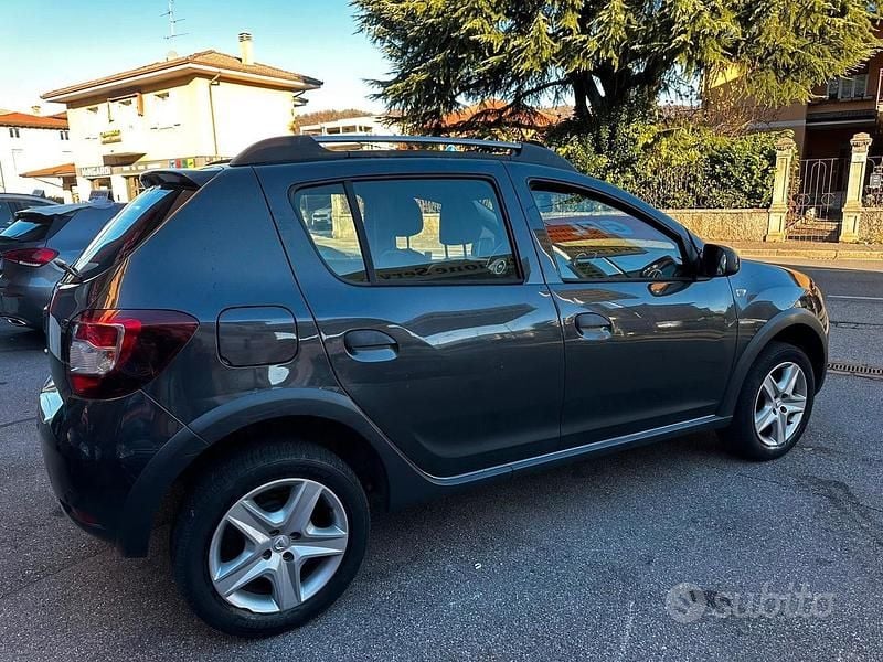 Usata Dacia Sandero Stepway 90 CV (66 kW) 2017 Grigio Berlina