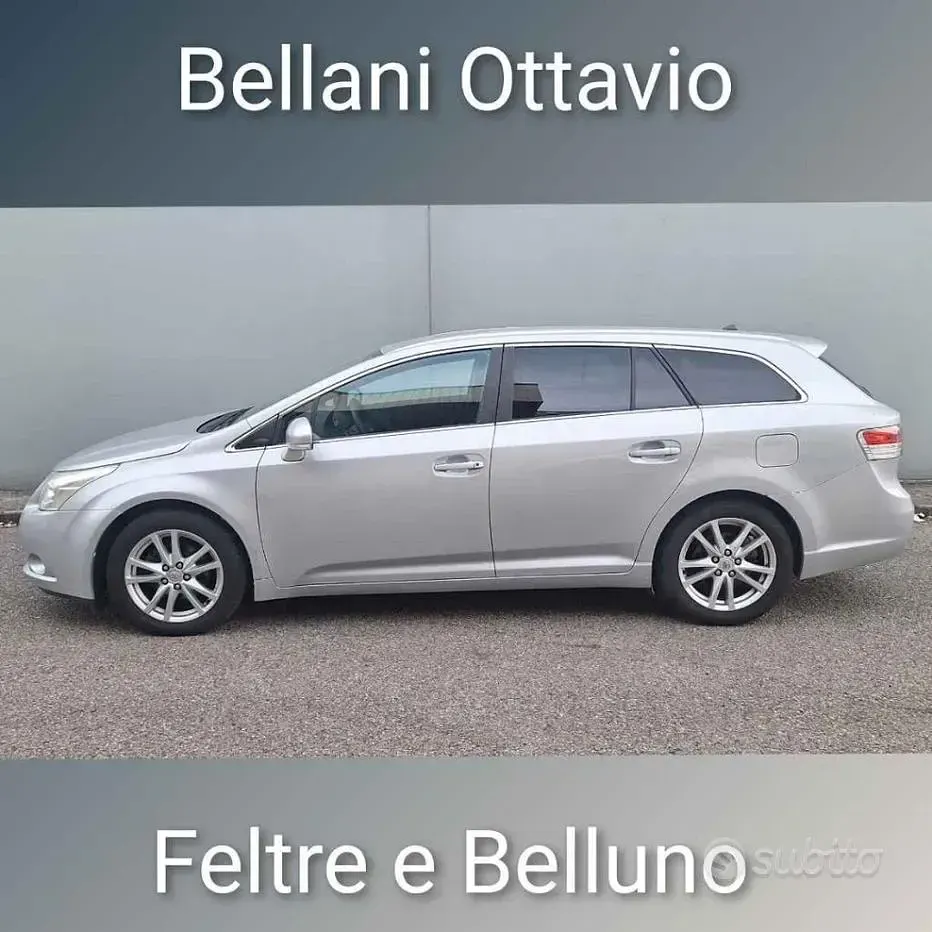 Usata Toyota Avensis Executive 126 CV (92 kW) 2011 Grigio Station wagon