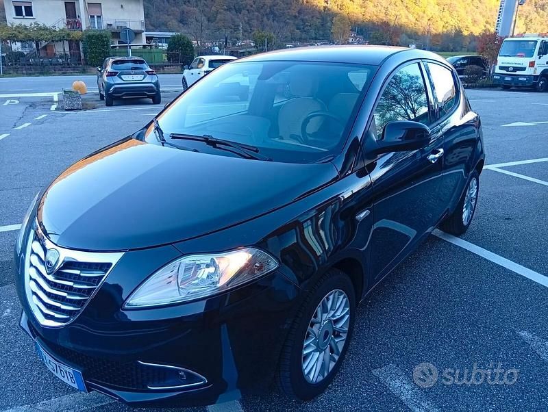 Nero Usata 2015 Lancia Ypsilon S Due volumi | 9990 € (Cara) - Immagine 1/4
