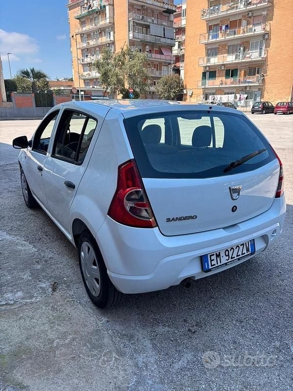 Usata Dacia Sandero 75 CV (55 kW) 2012 Bianco Berlina