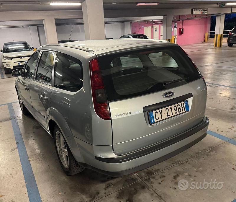 Usata Ford Focus Style 90 CV (66 kW) 2005 Grigio Station wagon
