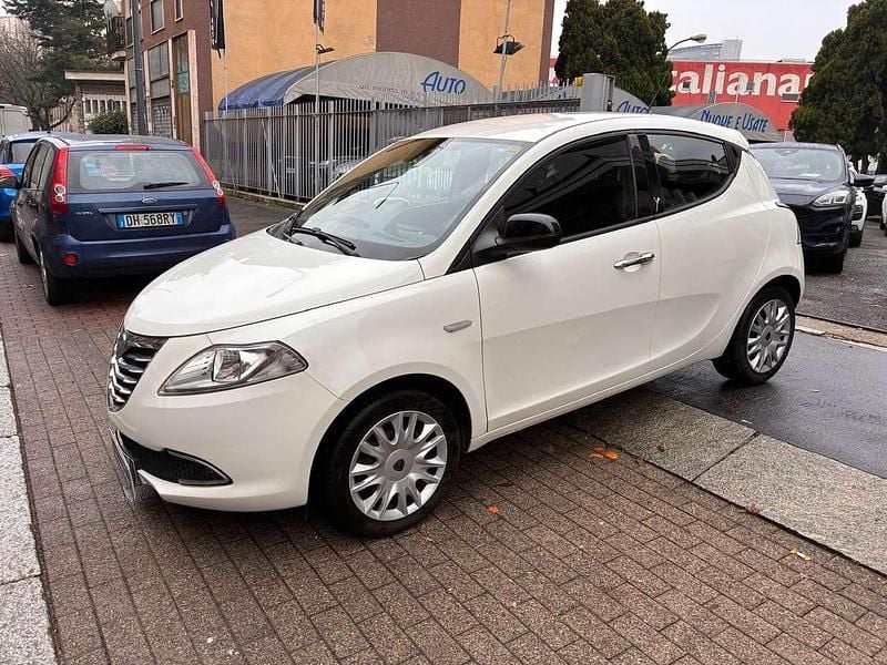 Bianco Usata 2015 Lancia Ypsilon Due volumi | 7990 € (Buon prezzo) - Immagine 1/4