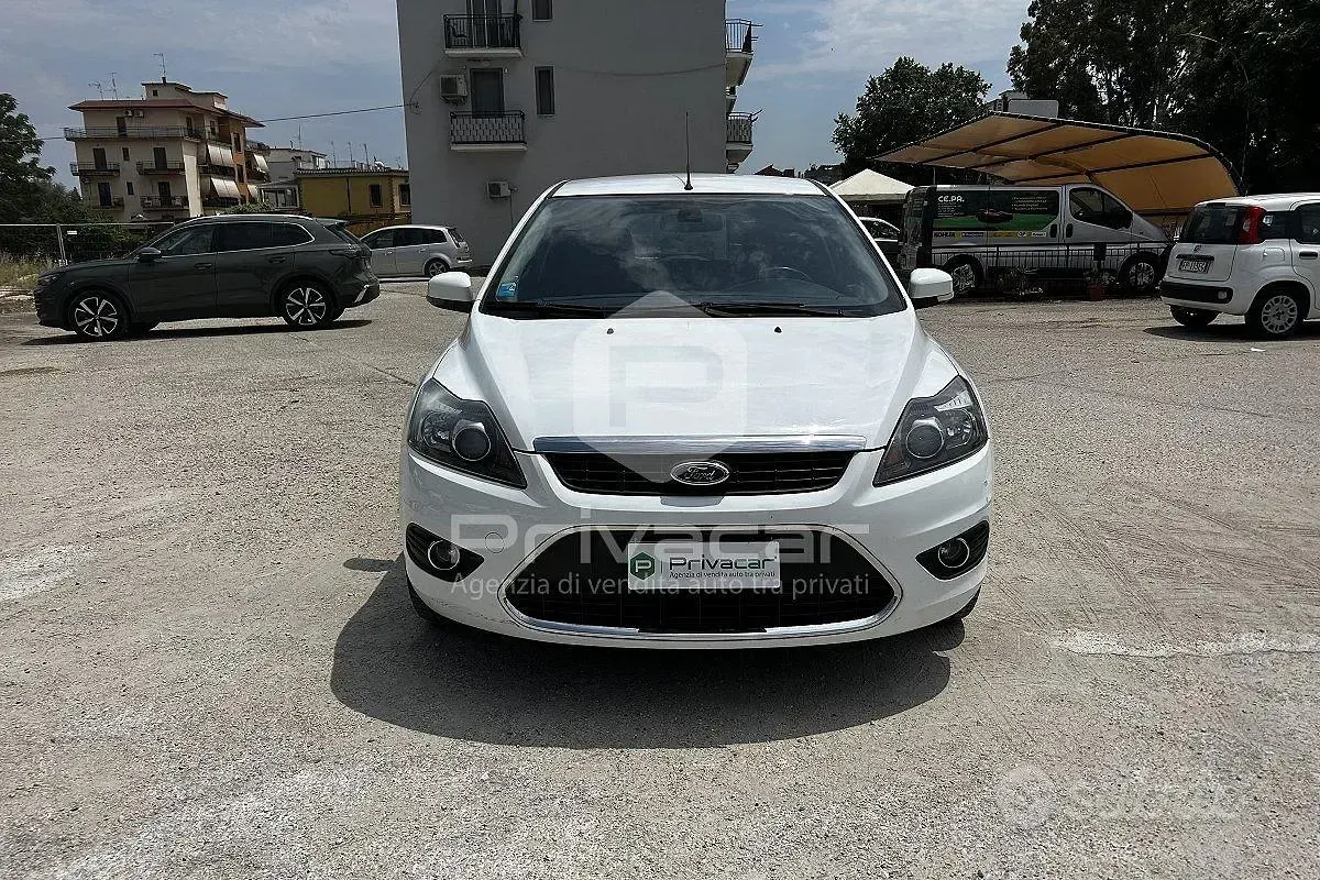 Usata Ford Focus 110 CV (80 kW) 2010 Bianco Station wagon