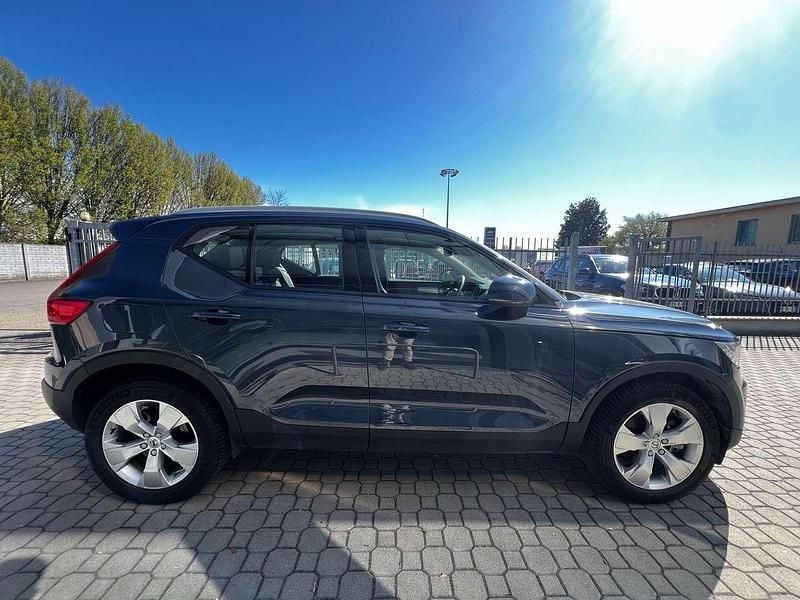 Usata Volvo XC40 Momentum 197 CV (144 kW) 2022 Blu/azzurro SUV