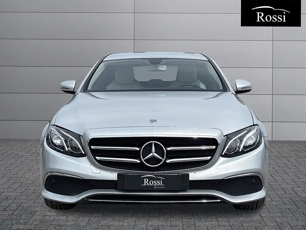 Usata Mercedes E220 Business 195 CV (143 kW) 2019 Grigio chiaro metallizzato Berlina