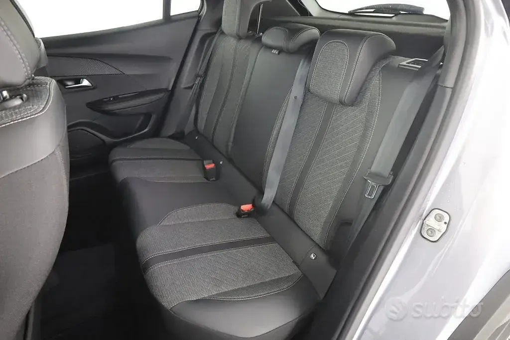 Usata Peugeot 2008 Allure 101 CV (74 kW) 2024 Grigio artense SUV