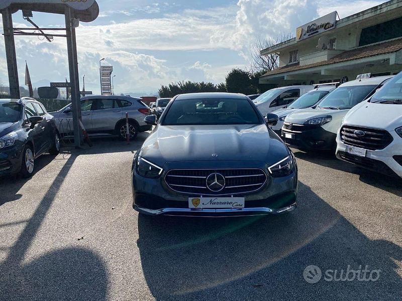 Usata Mercedes E220 Premium Plus 194 CV (142 kW) 2021 Grigio scuro metallizzato Berlina
