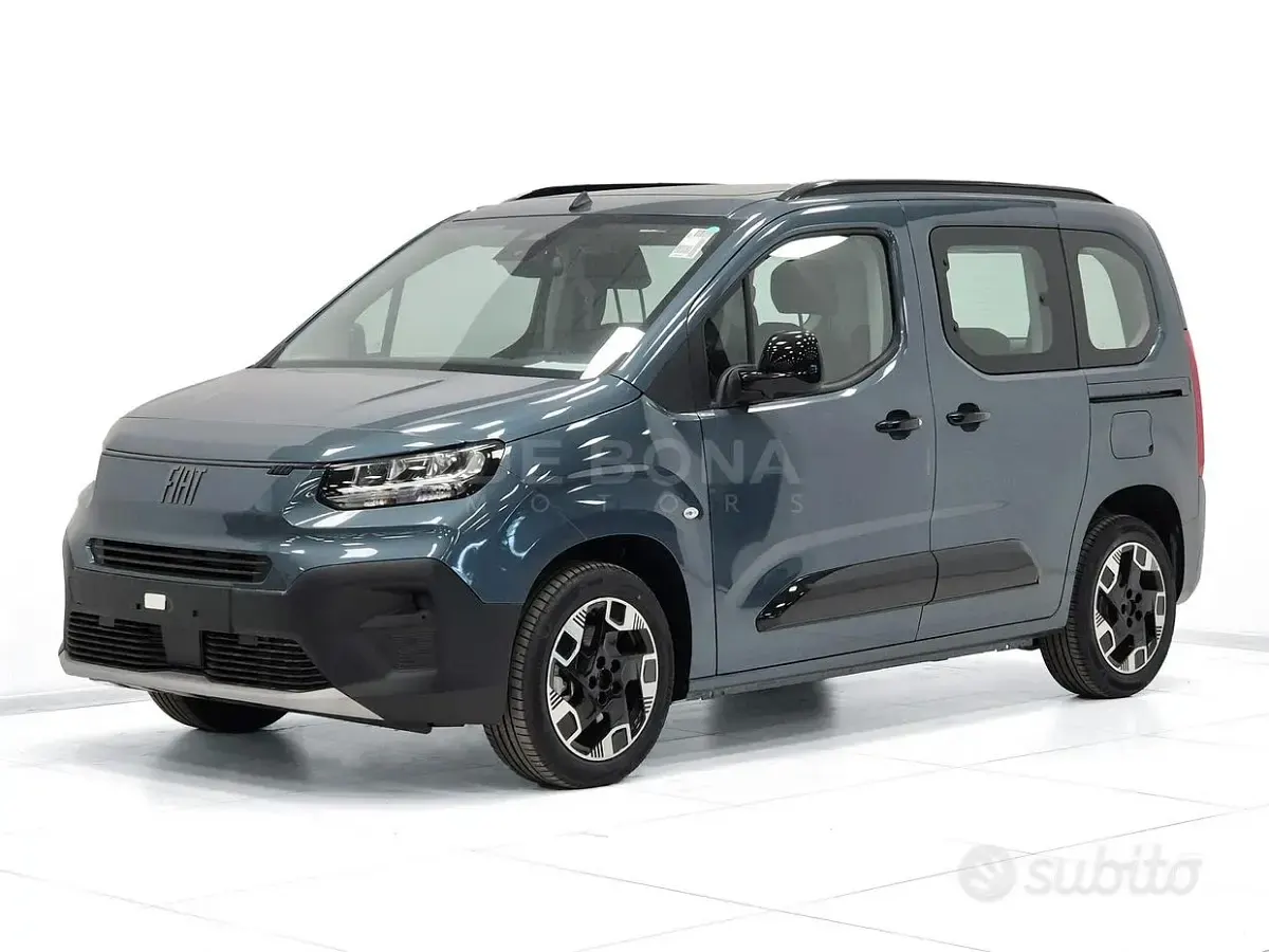 Nuova Fiat Doblò Trekking 130 CV (95 kW) 2026 Blu Monovolume