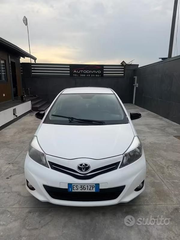 Usata Toyota Yaris Lounge 69 CV (50 kW) 2013 Bianco Utilitaria