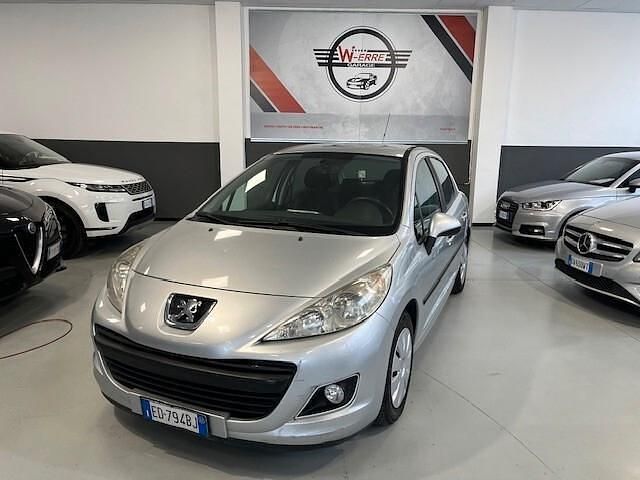 Argento Usata 2010 Peugeot 207 Tre volumi | 2990 € (Buon prezzo) - Immagine 1/4