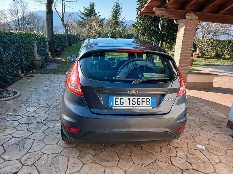 Usata Ford Fiesta 96 CV (70 kW) 2011 Grigio Utilitaria