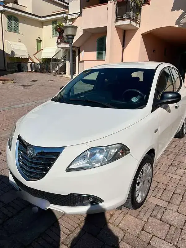 Usata Lancia Ypsilon Silver 69 CV (50 kW) 2013 Bianco Utilitaria