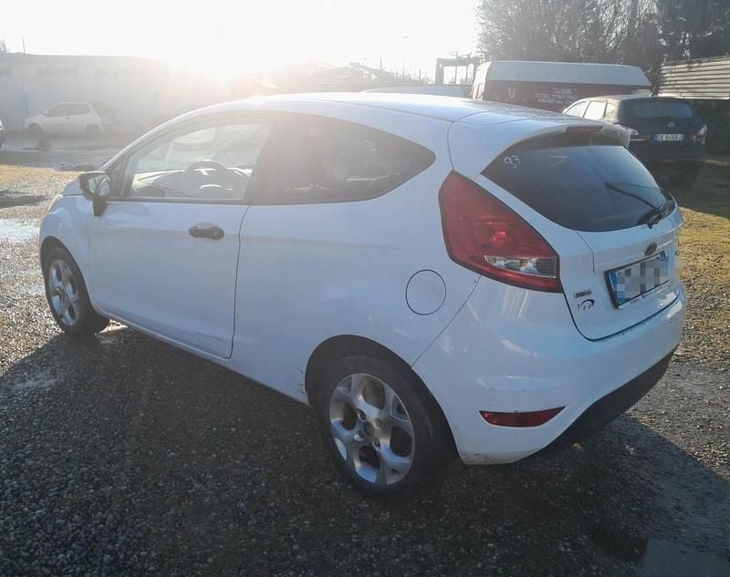 Usata Ford Fiesta 89 CV (65 kW) 2009 Bianco Furgone