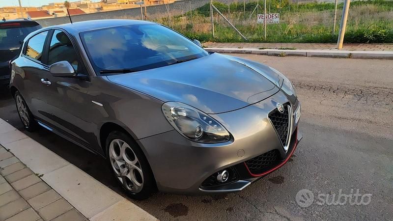 Grigio Usata 2018 Alfa Romeo Giulietta Tre volumi | 11.000 € (Ottimo prezzo) - Immagine 1/4