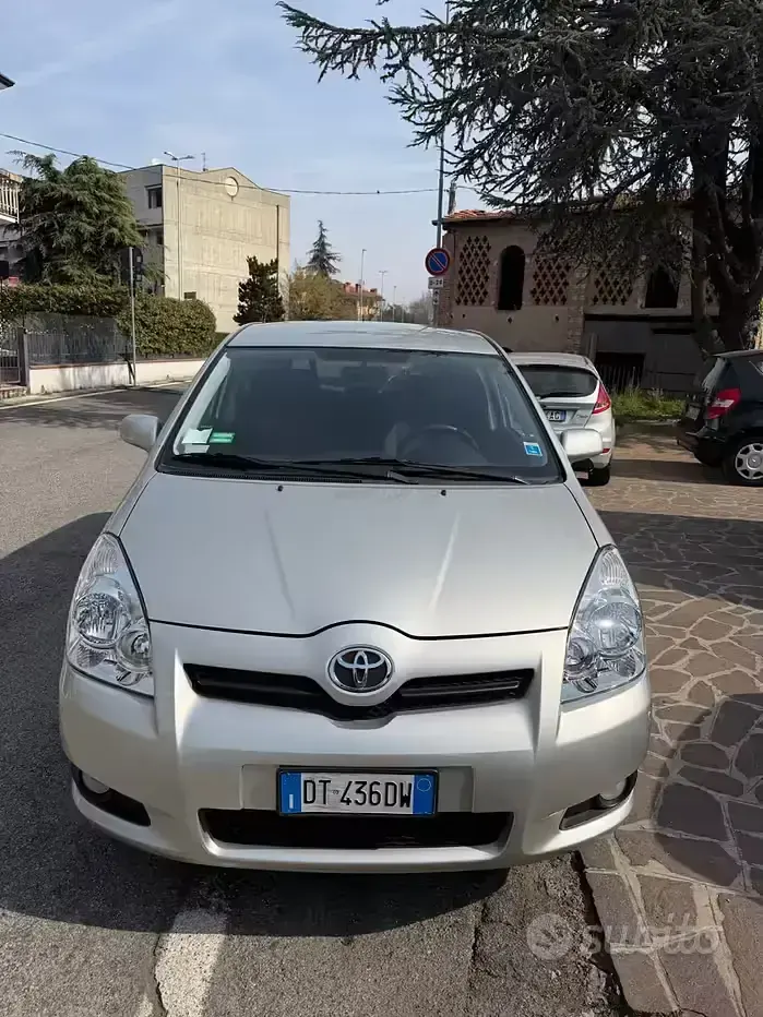 Usata Toyota Corolla Verso 110 CV (80 kW) 2008 Grigio Monovolume