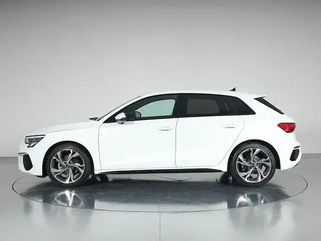 Usata Audi A3 S-Line 150 CV (110 kW) 2023 Bianco ghiacciaio metallizzato Berlina