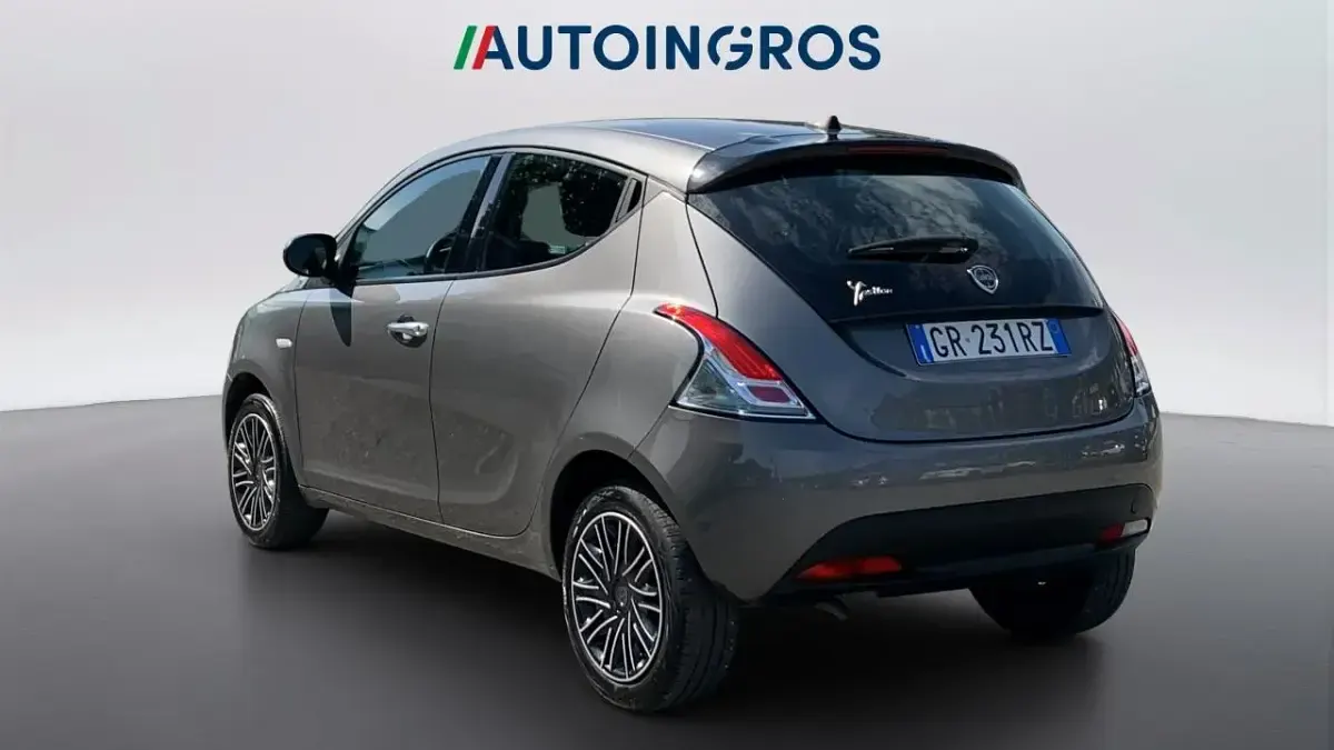 Usata Lancia Ypsilon Silver 69 CV (50 kW) 2023 Grigio Utilitaria