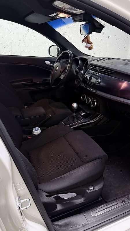 Usata Alfa Romeo Giulietta Distinctive 140 CV (102 kW) 2013 Bianco Utilitaria