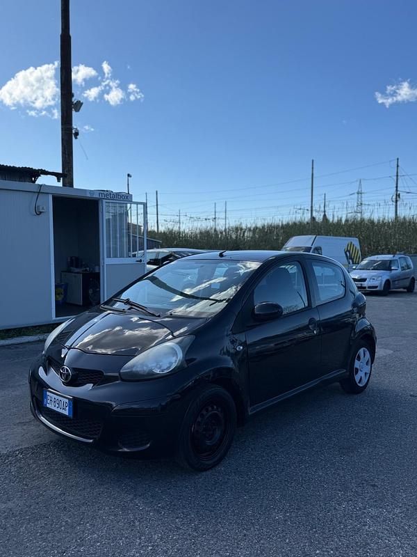 Usata Toyota Aygo 67 CV (49 kW) 2011 Nero Utilitaria