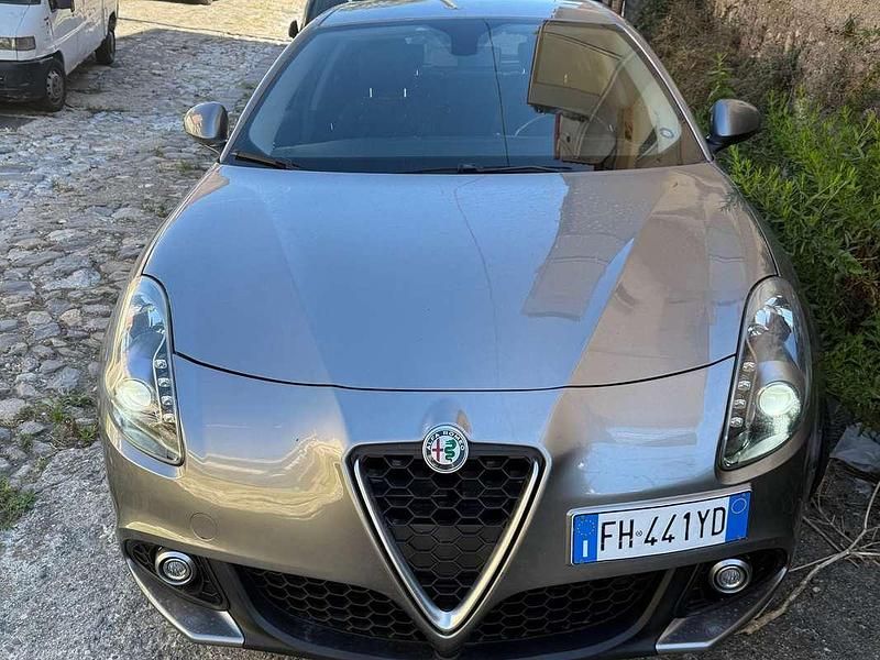 Grigio Usata 2017 Alfa Romeo Giulietta Business Due volumi | 12.000 € (Buon prezzo) - Immagine 1/4