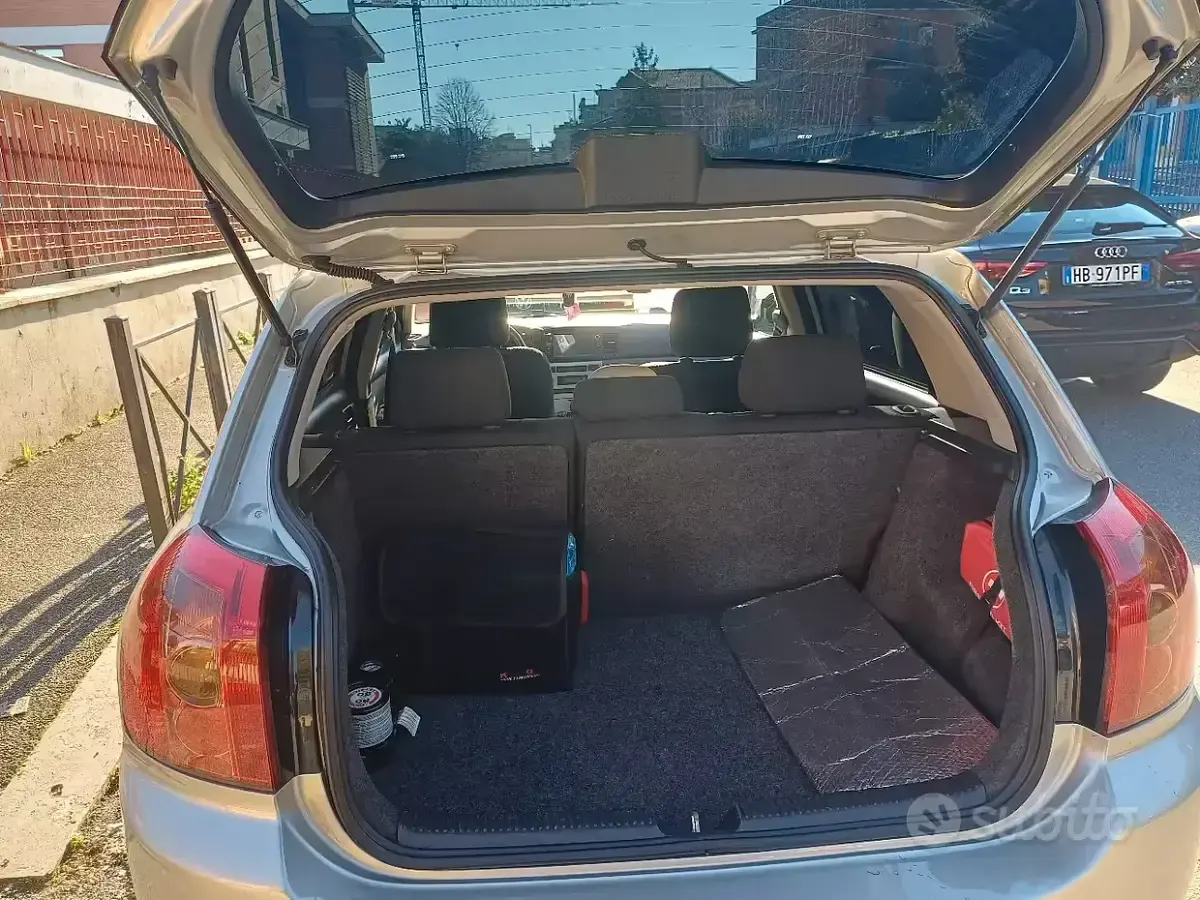 Usata Toyota Corolla 90 CV (66 kW) 2005 Grigio Berlina