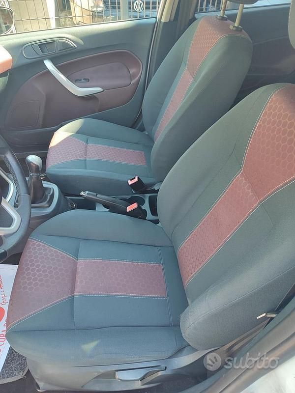 Usata Ford Fiesta 68 CV (50 kW) 2010 Bianco Utilitaria