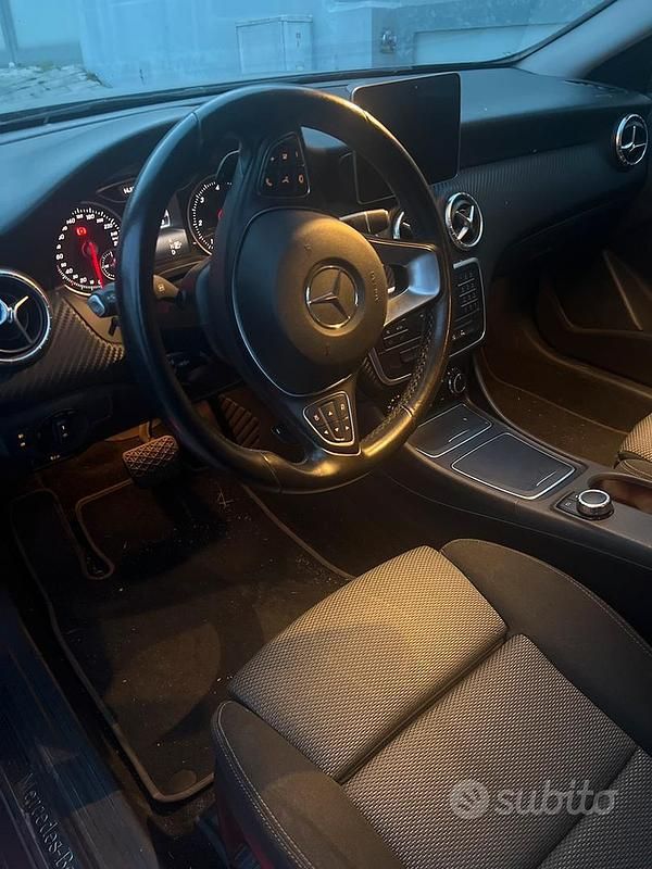 Usata Mercedes GLA200 Business 136 CV (100 kW) 2019 Grigio SUV