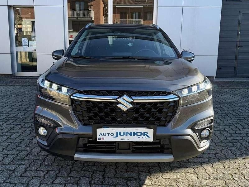 Grigio Usata 2023 Suzuki SX4 S-Cross SUV | 21.490 € (Buon prezzo) - Immagine 1/4