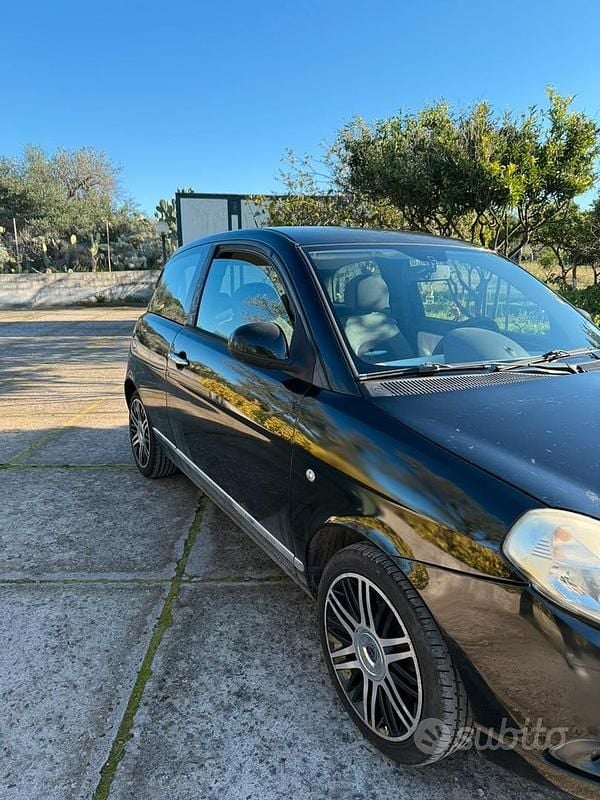 Usata Lancia Ypsilon 75 CV (55 kW) 2011 Nero Utilitaria