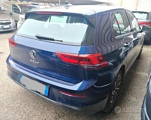 Usata VW Golf VIII Life 131 CV (96 kW) 2022 Blu Berlina