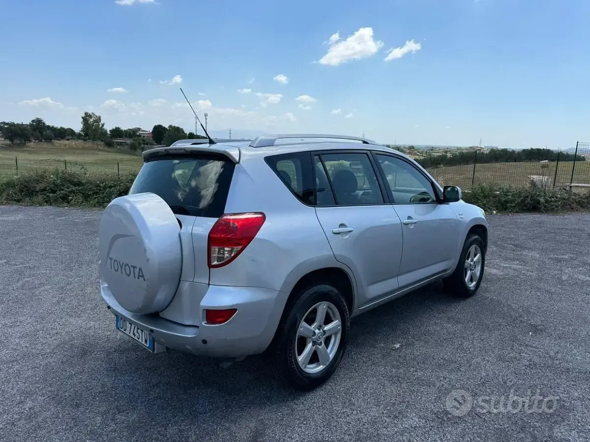 Usata Toyota RAV4 Sol 136 CV (100 kW) 2007 Grigio SUV